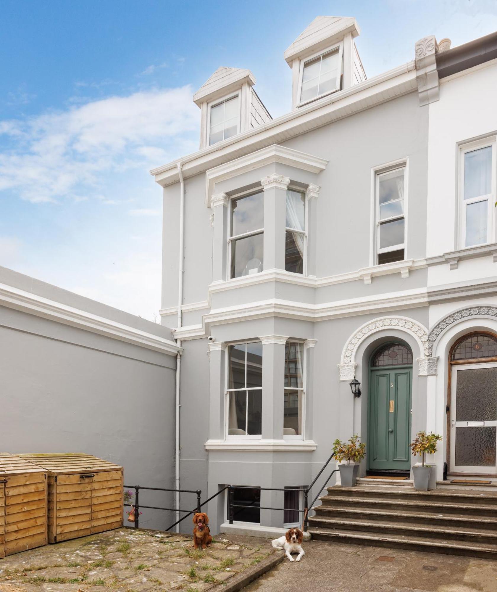 New Luxury For 2024 - Central Plymouth House - Sleeps 10 - Access To Plymouth Town - Close To The Barbican - Pets Welcome - Parking Available - By Luxe Living By Sophia Exterior foto